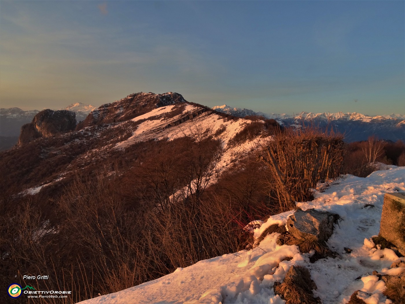 94 Castel Regina nelle luci del tramonto dal Pizzo Cerro.JPG